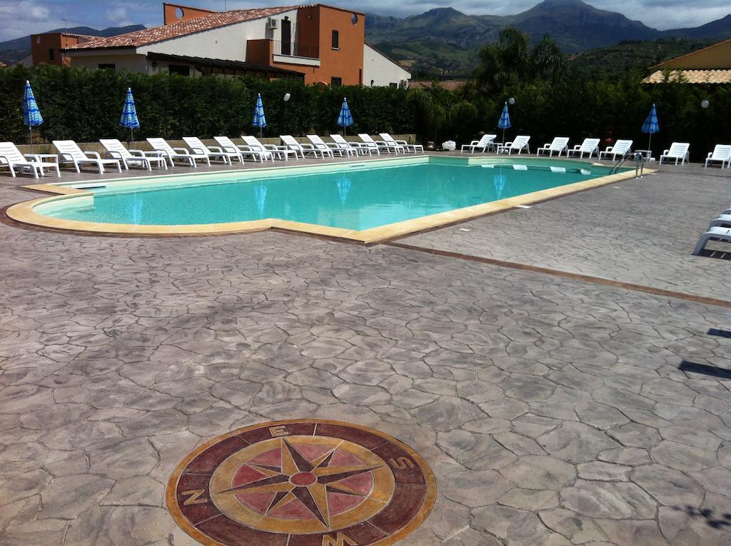 Case Vacanze Paradise Beach Vicino Cefalu Piscina Aperta Campofelice Di Roccella Ruang foto